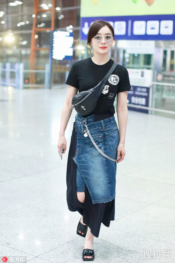 Viên San San sở hữu rất nhiều kiểu váy denim vạt ngắn vạt dài, nhiều chất liệu bởi sự độc đáo, cách điệu thời thượng của chúng.