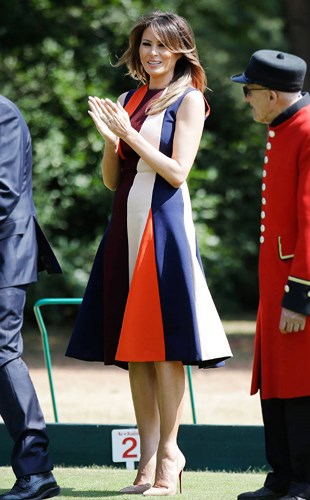 Đệ nhất phu nhân nước Mỹ trông vô cùng sang chảnh và hiện đại trong thiết kế của Victoria Beckham.  