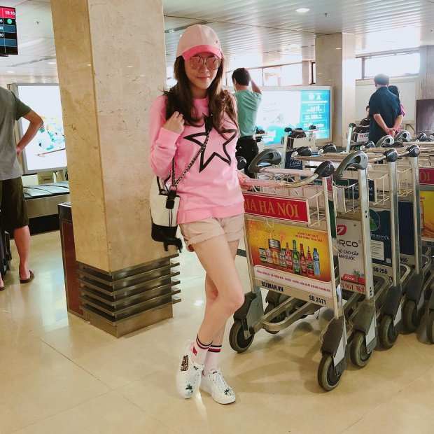 Lý Nhã Kỳ trẻ trung với thời trang sân bay được nhuộm hồng toàn tập. Sở hữu nhan sắc “không tuổi”, dù sang trọng hay trẻ trung, cô cũng dễ dàng “ghi điểm”.    