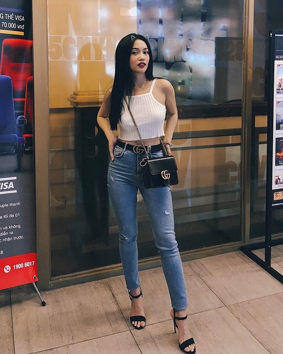 Khi đi xem phim hay vui chơi cuối tuần cùng bạn bè, chọn set đồ đơn giản như Sĩ Thanh là tiện lợi nhất.    
