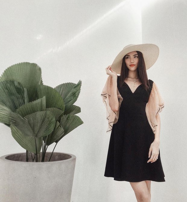 Lan Khuê đẹp dịu dàng như một tiểu thư với chiếc váy chữ A cùng phần tay áo cánh tiên bồng bềnh. Người đẹp cũng rất tinh tế khi kết hợp outfit cùng chiếc mũ rộng vành đang “hot” nhất mùa hè năm nay.    