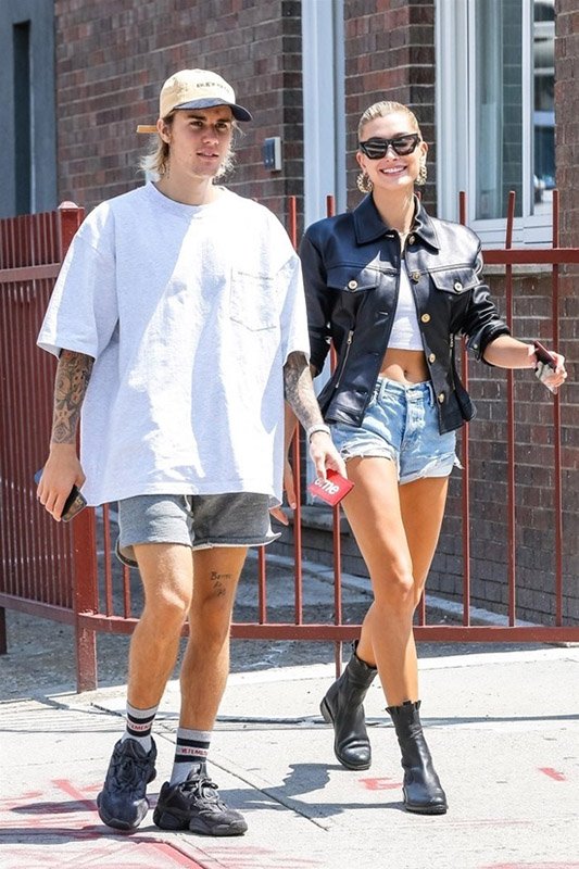 Hailey diện crop - top ôm sát, áo jacket da đồng điệu Shbet999 com đăng nhập áo phông, quần short thoải mái của bạn trai.   