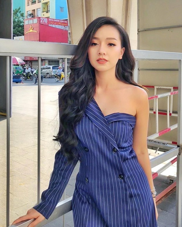 Băng Di khoe nét ngọt ngào trong chiếc váy bất đối xứng. Cô nàng cũng kết hợp cùng Link Vào SHBET88 Mới Nhất xoăn nhẹ nhằm tôn lên khuôn mặt trái xoan.    