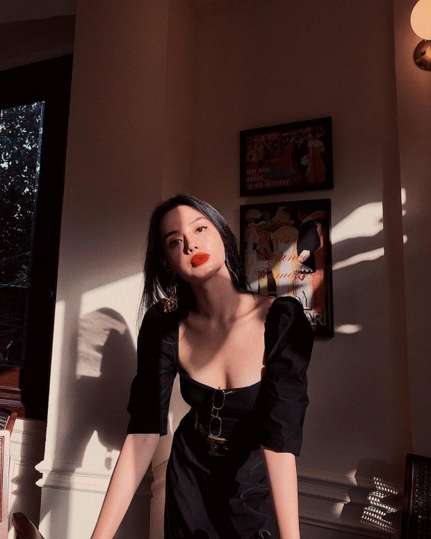 Khánh Linh The Face e ấp khoe vòng 1 trong kiểu váy cổ sâu, vai bồng nhẹ nhàng.    