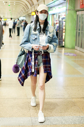 Quần short jean mặc cùng áo thun, denim jacket, buộc áo sơ mi giữa eo tạo nên set đồ năng động cho Hề Mộng Dao.  