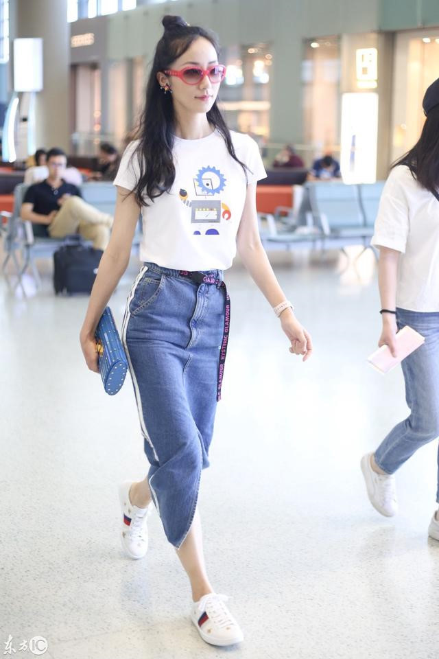 Nếu sở hữu thân hình thon thả, bạn có thể chọn ngay set đồ tương tự như Hàn Tuyết là chân váy denim dáng bút chì. Phần sọc trắng 2 bên thân váy rất ăn ý với Shbet999 com đăng nhập phong cách thể thao của cô.