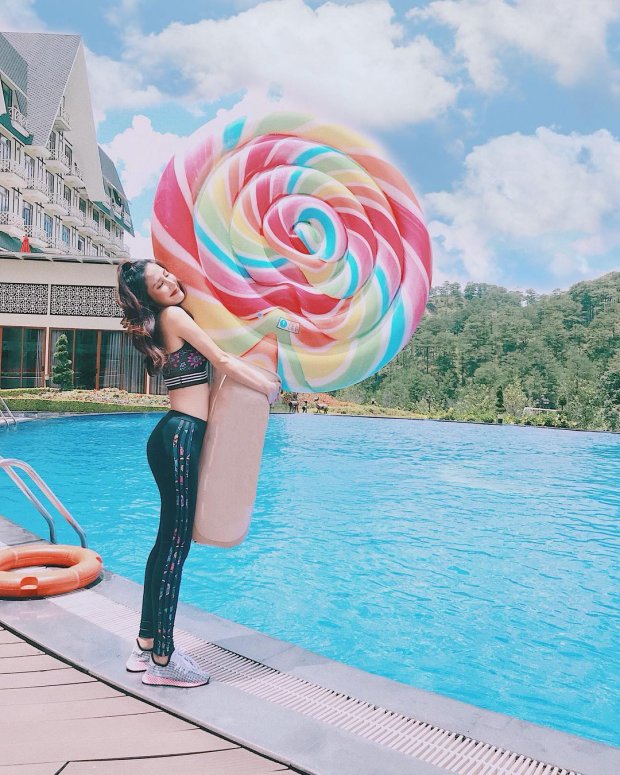 Chắc hẳn nhiều người sẽ phải bật cười thích thú khi ngắm nhìn bức ảnh này của Diễm My 9X. Diện set đồ thể thao ôm sát, nữ diễn viên trông tươi tắn cùng viên kẹo mút ngọt ngào khổng lồ.    