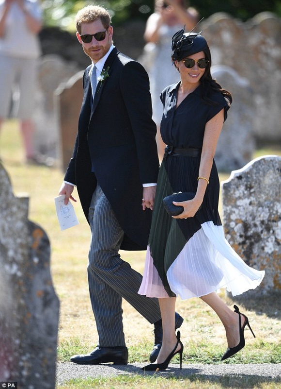 Công nương Meghan Markle và Hoàng tử Harry đi dự Quatrian shbet hiện đang mở.    