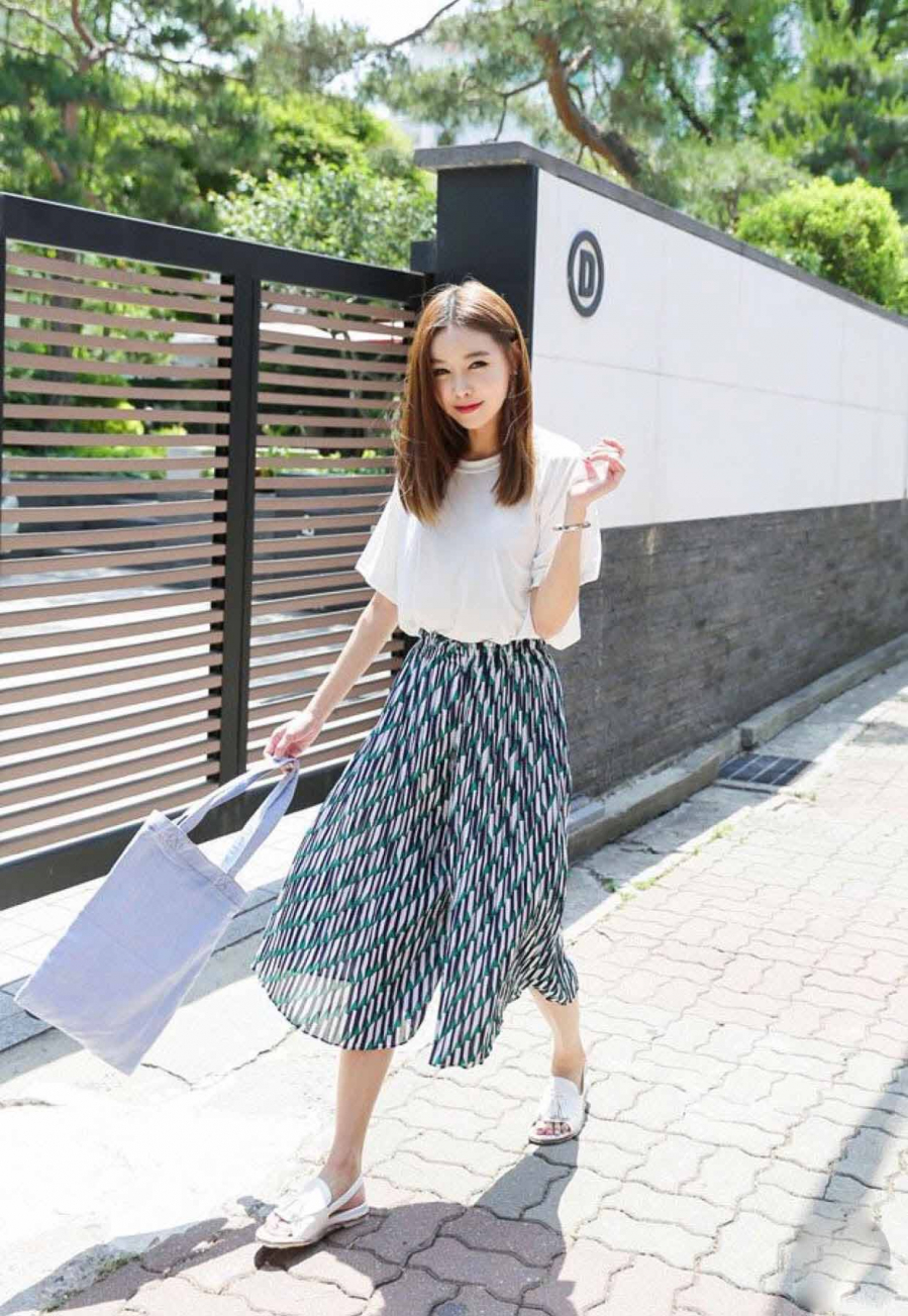 Kiểu quần giả váy có họ với culottes được dự đoán là sẽ hot nhất hè này.    