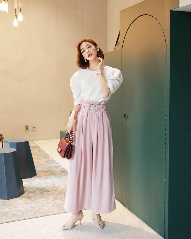 Chính vì đặc điểm ống quần rộng và dáng khá dài nên phái đẹp lưu ý chọn những chiếc áo vừa vặn với thân trên để cân đối cả set đồ.    