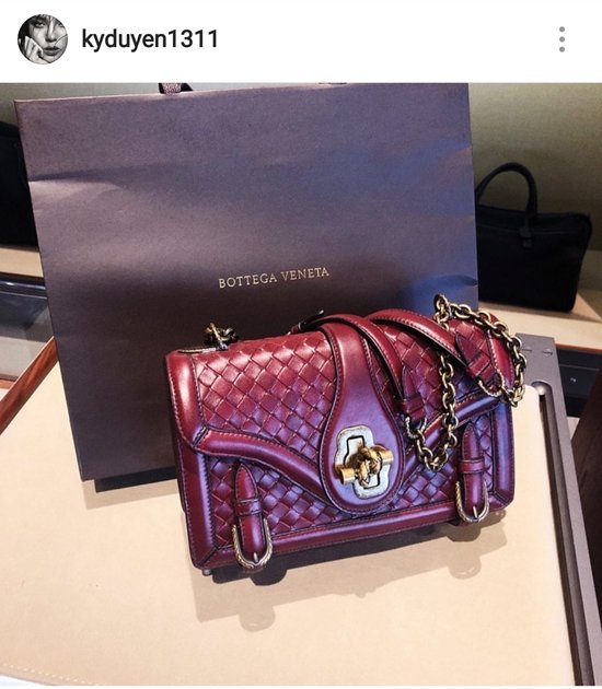 Kỳ Duyên 'phải lòng' chiếc túi họa tiết đan của nhà mốt Bottega Veneta. Item này có giá 4660 USD (khoảng 108 triệu đồng).    