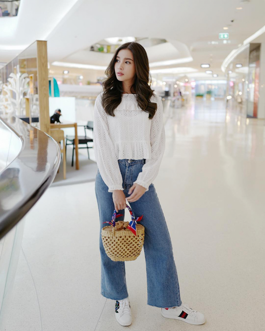 Ngại hở, các nàng có thể chọn một thiết kế áo dài tay kín đáo thế này. Mặc cùng quần jeans ống rộng, chỉ cần một thiết kế áo dài ngang hông chứ đừng dài rộng quá để tránh tổng thể lùng bùng khó lên dáng.    
