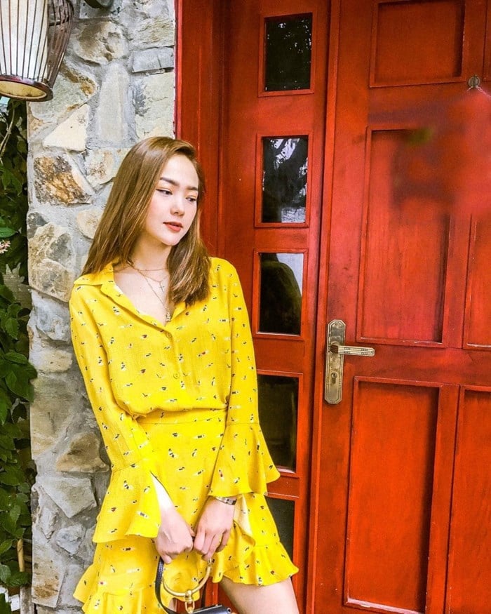 Minh Hằng thắp sáng đường phố khi diện bộ đồ matchy-matchy, kết hợp ton-sur-ton áo sơ mi tay loe và chân váy đồng điệu bắt mắt.    