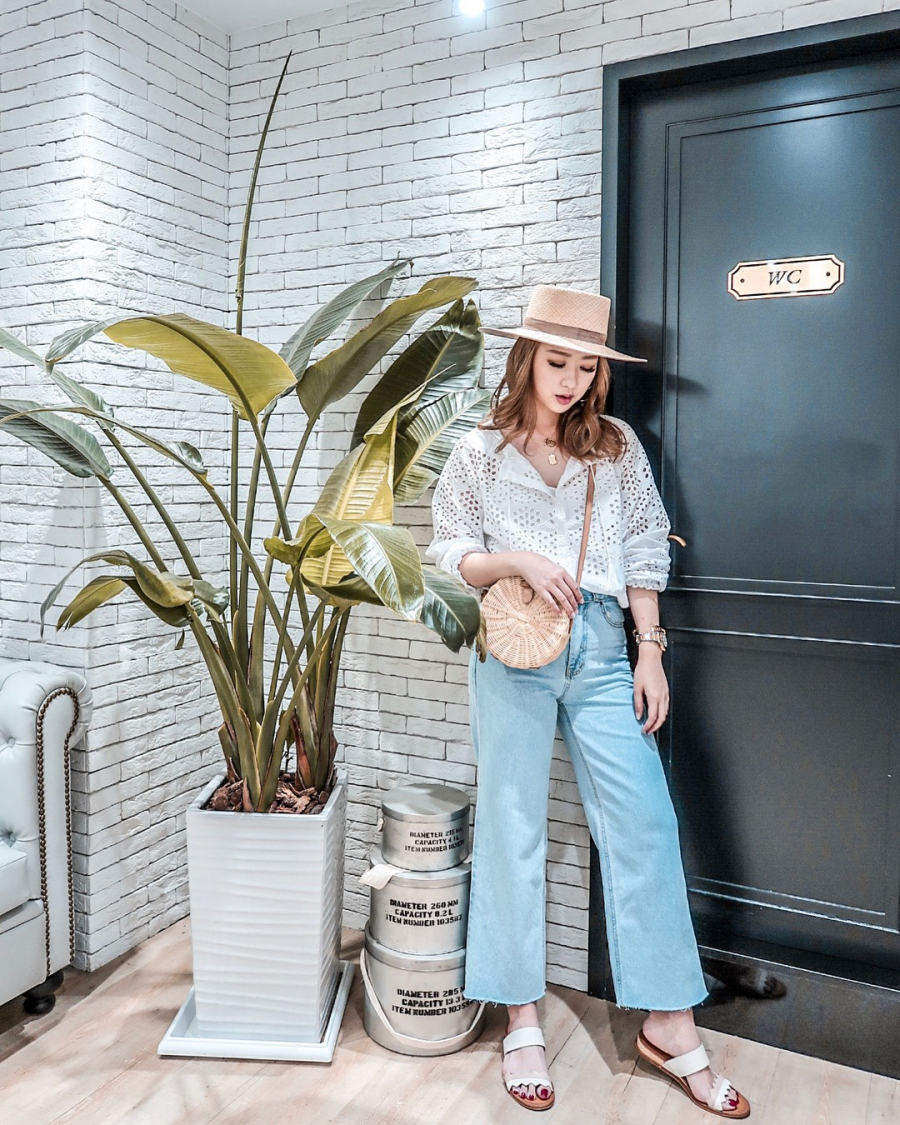 Phong cách vintage nhẹ nhàng nữ tính với áo đục lỗ sơvin hờ hững cùng quần jeans ống rộng, thêm phụ kiện cói xinh xắn, một set đồ đi chơi hay đi làm đều rất hợp.    