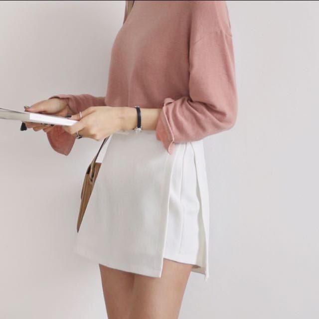 Nhìn qua thì kiểu đồ này không khác gì một chiếc váy ngắn thông thường.    