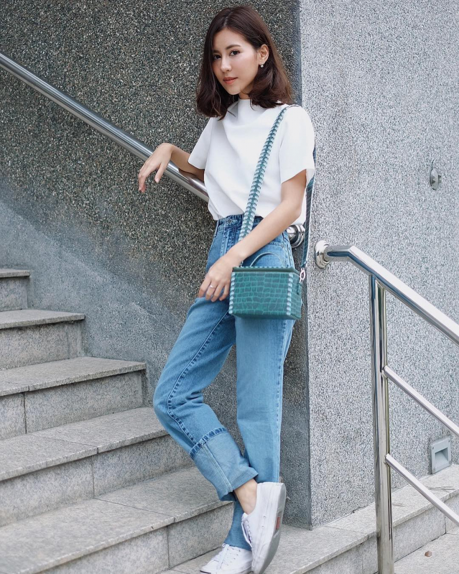 Phong cách vintage nhẹ nhàng nữ tính với áo đục lỗ sơvin hờ hững cùng quần jeans ống rộng, thêm phụ kiện cói xinh xắn, một set đồ đi chơi hay đi làm đều rất hợp.    