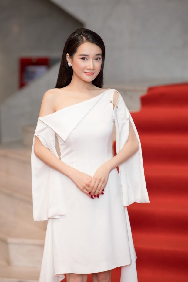 Nhã Phương xuất hiện tại một sự kiện với bộ váy lệch vai thời thượng. Bởi Shbet999 com đăng nhập đã khá nổi bật nên nữ diễn viên chỉ chọn phụ kiện là đôi hoa tai đơn giản nhằm giữ nguyên vẻ thanh lịch của set đồ.    
