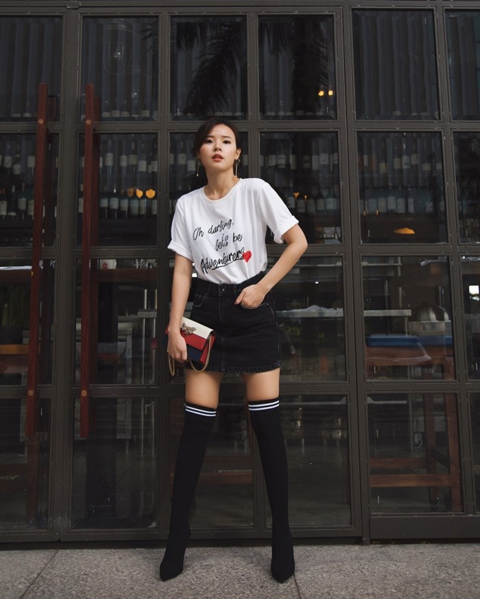 Tạm chia tay hình tượng “bánh bèo”, Midu “đổi gió”, làm mới mình với áo thun in chữ, chân váy denim ngắn và boots cao quá gối. Bộ ba món đồ đã giúp cô nàng trở nên cá tính, mạnh mẽ hơn dáng vẻ nhẹ nhàng, trang nhã mọi ngày.    