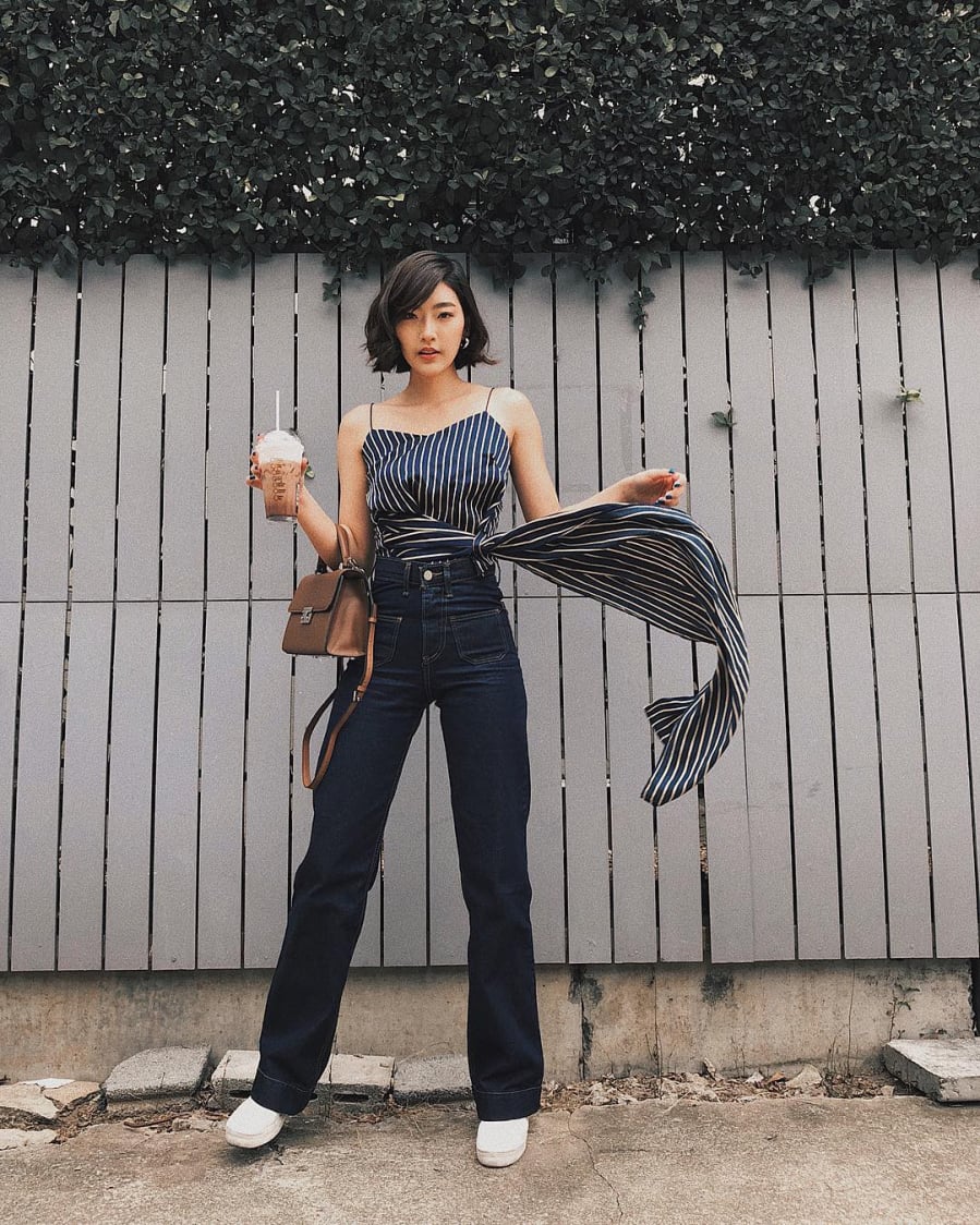 Quần jeans ống rộng không hề nuốt chửng vóc dáng như bạn vẫn tưởng, chỉ cần chọn đúng thiết kế áo đi kèm là vóc dáng thon thả, cao ráo, cả set đồ sang chảnh thời thường ngay tức thì.    