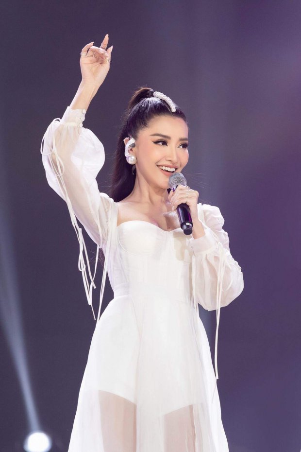 Chiếc váy ngọt ngào bềnh bồng này những tưởng sẽ không đủ nổi bật khi xuất hiện trên sân khấu lớn. Nhưng với cách làm tóc, sử dụng phụ kiện, Bích Phương đã dễ dàng “bỏ bùa” khán giả.    