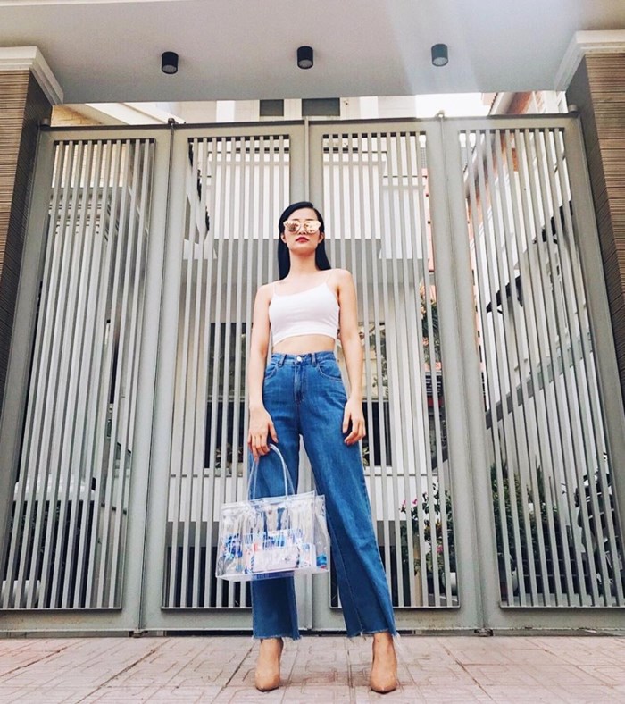 Với cặp đôi crop top và quần denim ống rộng, Đông Nhi đã khoe trọn vòng eo “con kiến” đáng ngưỡng mộ. Không những vậy, chủ nhân ca khúc “Bad Boy” còn bắt nhịp trào lưu phụ kiện trong suốt với chiếc túi tote nhựa đẹp mắt.    