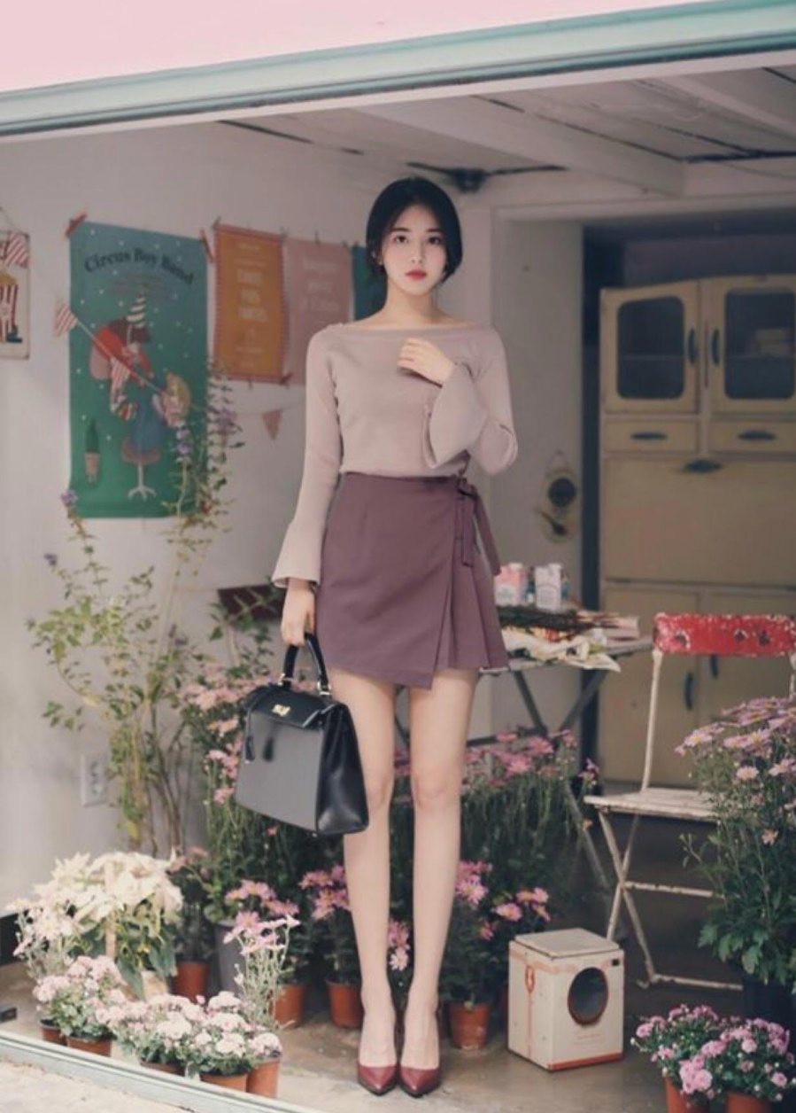 Những cô nàng công sở có thể kết hợp quần váy cùng với áo blouse mà vẫn giữ được vẻ trang nhã, lịch sự.    