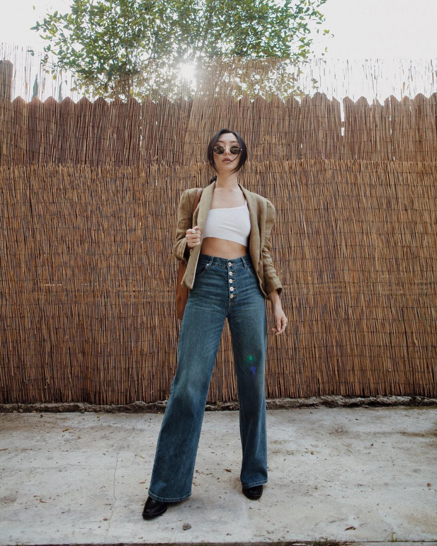 Vẫn biết crop top mặc cùng quần jeans cạp cao là quá chuẩn, nhưng thời thượng hơn cả các nàng hãy chọn áo crop top lệch vai gợi cảm như này. Khoác ngoài với blazer nhìn thôi cũng thấy chất lừ rồi.    
