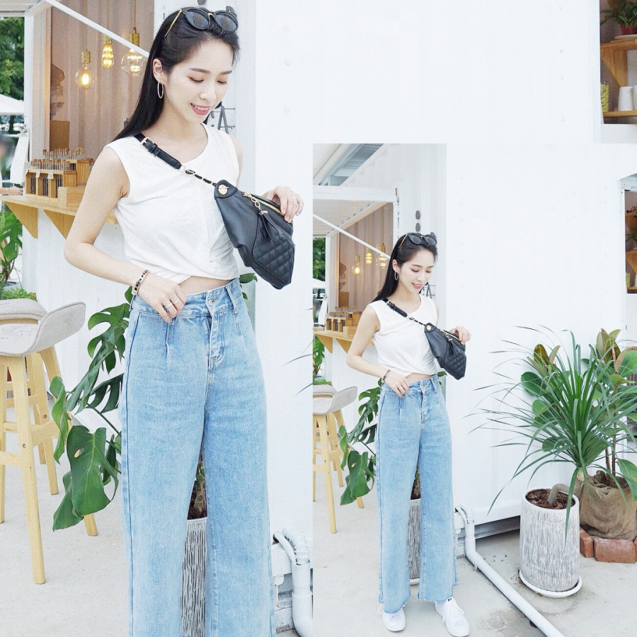 Áo phông và quần jeans luôn là cặp bài trùng, cứ mix cùng nhau là luôn đẹp. Với quần ống rộng, áo phông có thể sơvin gọn gàng hoặc không thì buộc vạt thành crop top thế này thêm phần thú vị cho set đồ cũng không phải là ý tưởng tồi đâu nhé.    