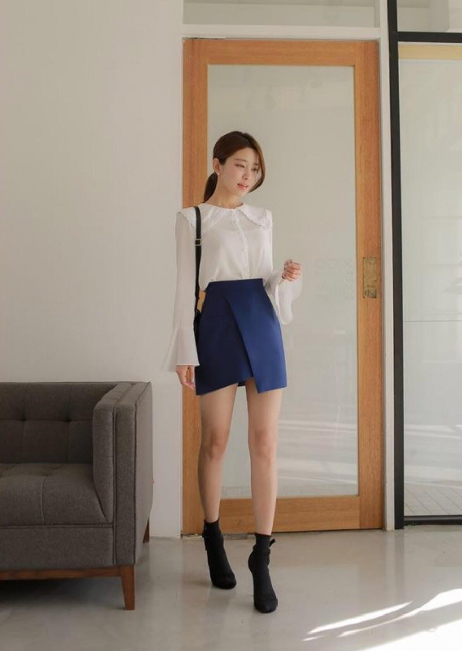 Áo sơ mi trắng thanh lịch đến sở làm, nhưng thay vì mặc cùng chân váy bút chì như 