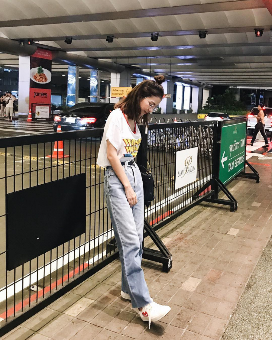 Nếu bạn cảm thấy set đồ áo phông - quần jeans của mình có phần thiếu điểm nhấn nhưng không muốn thêm nhiều phụ kiện cầu kỳ, cách đơn giản nhất mặc áo phông in hình nổi bật như thế này.    