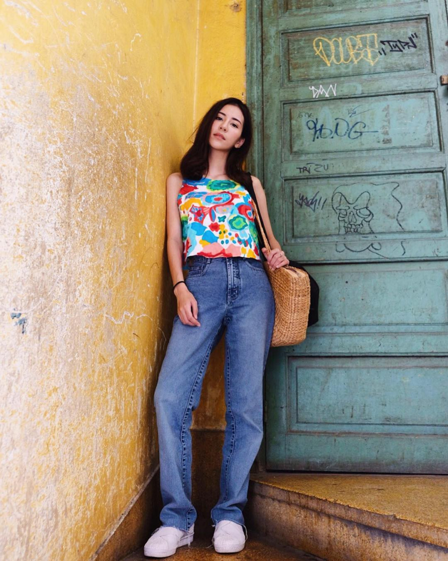 Quần jeans ống rộng thời thượng cá tính thật đấy nhưng cũng là một item cổ điển, nên     đương nhiên nó sẽ cần đến một chiếc áo nổi bật với màu sắc cùng họa tiết để tạo ấn tượng     riêng.    
