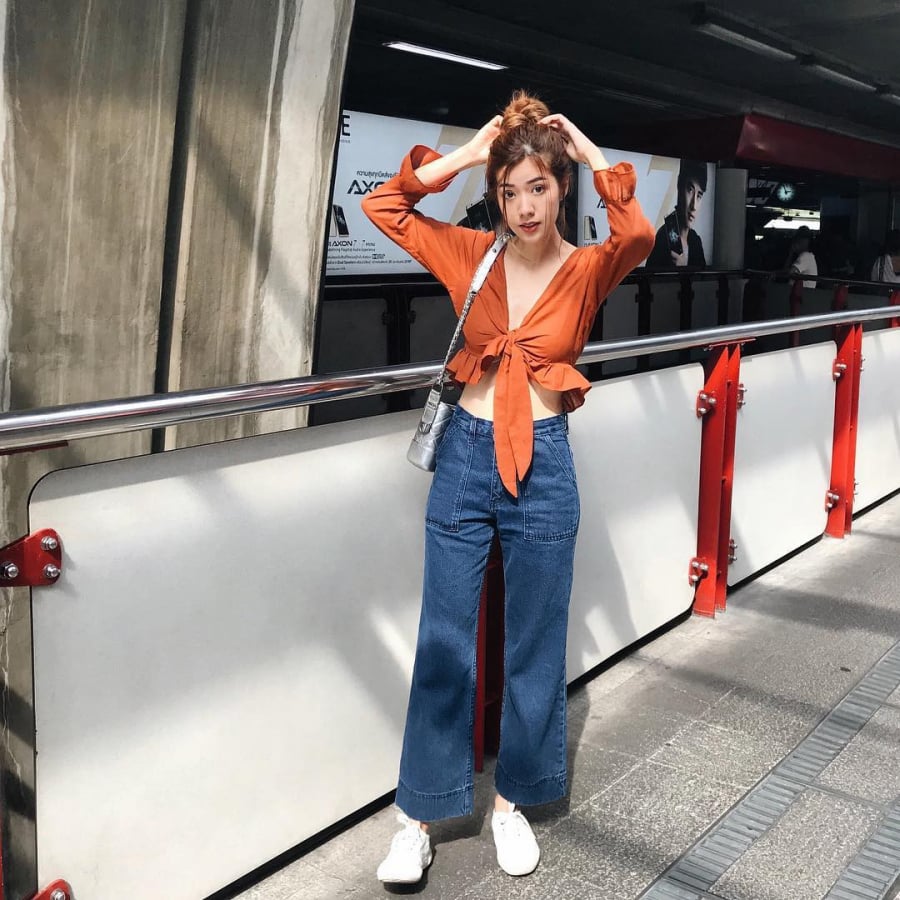 Hè năm nay áo crop top thắt vạt với cổ V sâu gợi cảm đang chinh phục các nàng, tận dụng ngay hottrend này mặc cùng quần jeans ống rộng, đẹp khỏi bàn cãi phải không!    