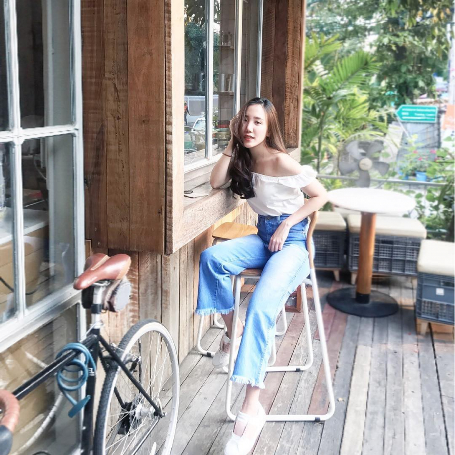 Chính vì thiết kế ống rộng đặc trưng nên khi mặc kiểu quần này các nàng nên sơvin áo gọn gàng. Lộ một chút vai trần mềm mại với áo trễ vai mix cùng jeans cạp cao nữa là đủ combo sang chảnh kiêu kỳ cho các nàng.    