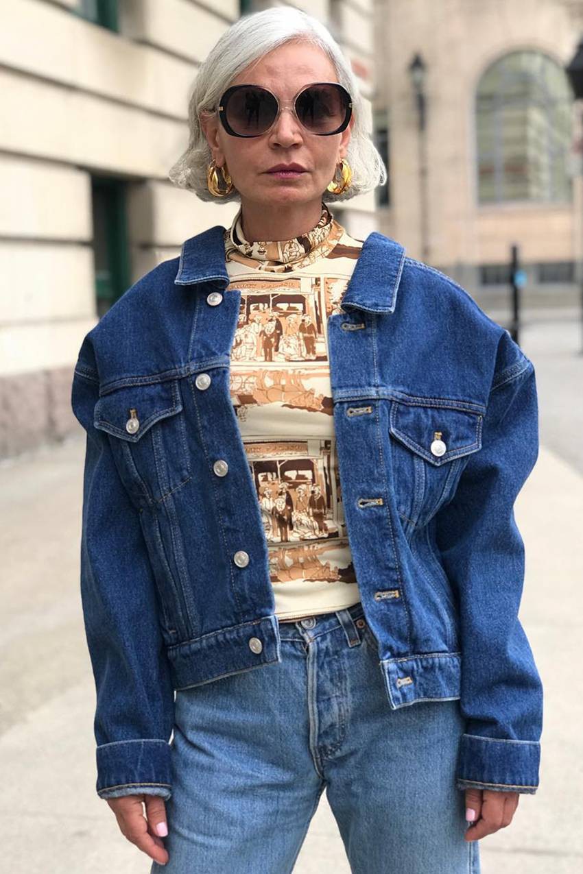 Quý bà U60 cho rằng bạn có thể biến những items đơn giản như denim trở nên sành điệu và quyến rũ hơn với cách mix denim-on-denim hot bền vững này.     