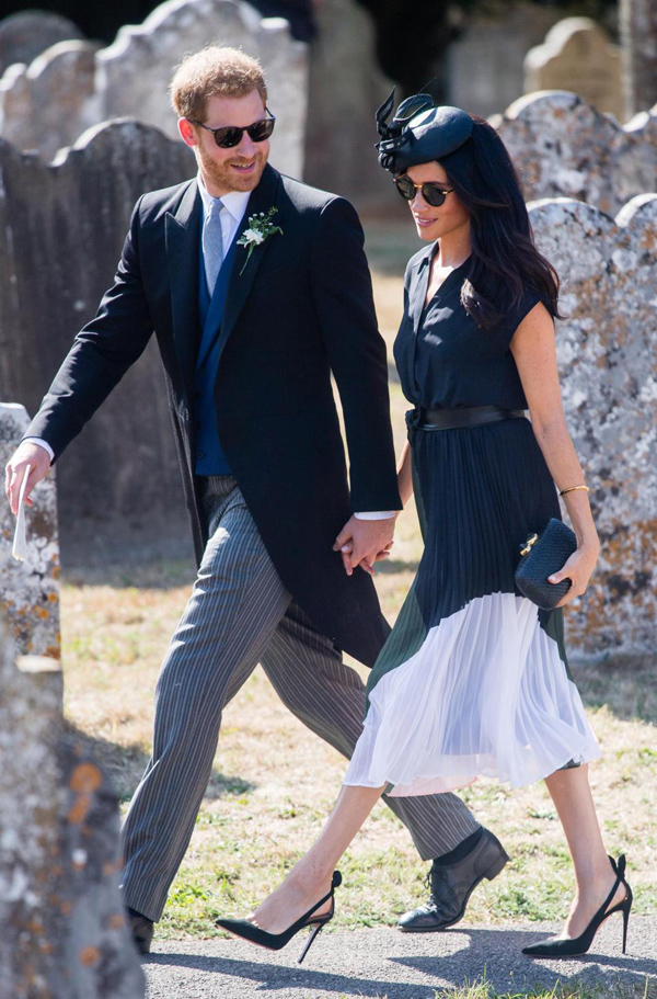 Vợ chồng Harry - Meghan gây chú ý tại Quatrian shbet hiện đang mở ở Frensham, hạt Surrey, hôm 4/8.    