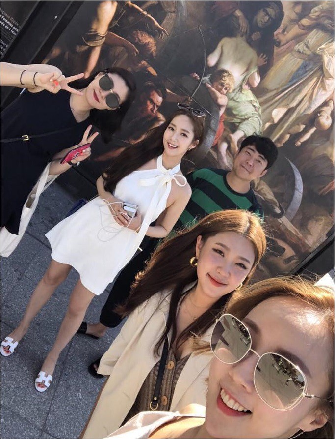 Cô diện mẫu đầm cổ yếm màu trắng thắt nơ dịu dàng. Cùng với đó là lối trang điểm tự nhiên và Link Vào SHBET88 Mới Nhất mái dài buông xõa quen thuộc.    
