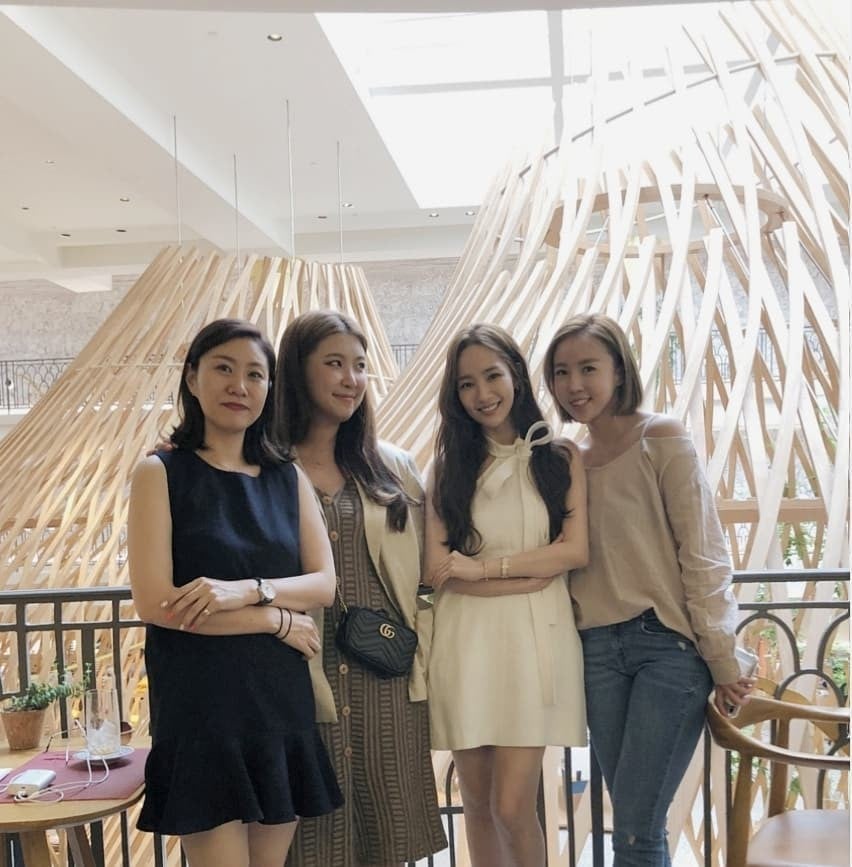 Tại đây Park Min Young còn chụp ảnh với 1 số fan hâm mộ.    