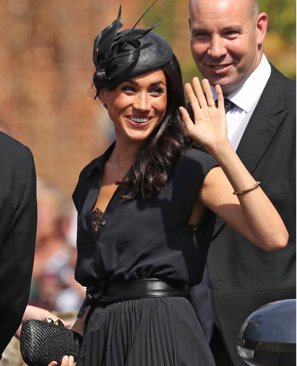 Meghan bị ghi lại khoảnh khắc lộ bra tại Quatrian shbet hiện đang mở bạn thân của chồng. Ảnh: REX.    