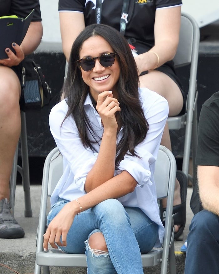 Trong lần đầu tiên xuất hiện cùng hoàng tử Harry, Meghan Markle chọn kính mắt của Finley and Co để bảo vệ đôi mắt và tăng thêm vẻ sang chảnh khi diện set đồ tối giản.    