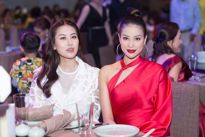 Phạm Hương đọ sắc với Hà Lade trong cùng một khuôn hình.    