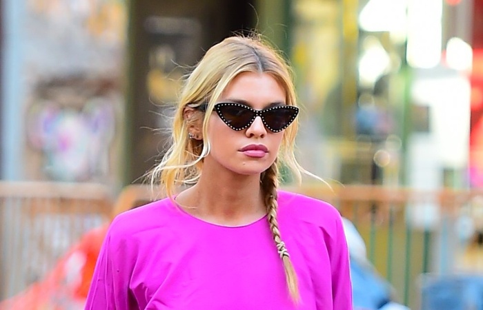 Stella Maxwell khoe vẻ sành điệu cuốn hút với kính mắt mèo góc cạnh của Moschino.    