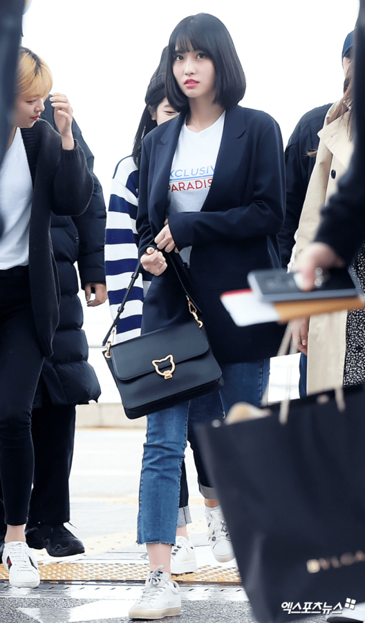 Momo (TWICE)  yêu thích phong các unisex năng động. Cô nàng chọn cho mình set đồ gồm áo phông in chữ và áo khoác blazer oversize tạo nên tổng thể đầy thu hút.