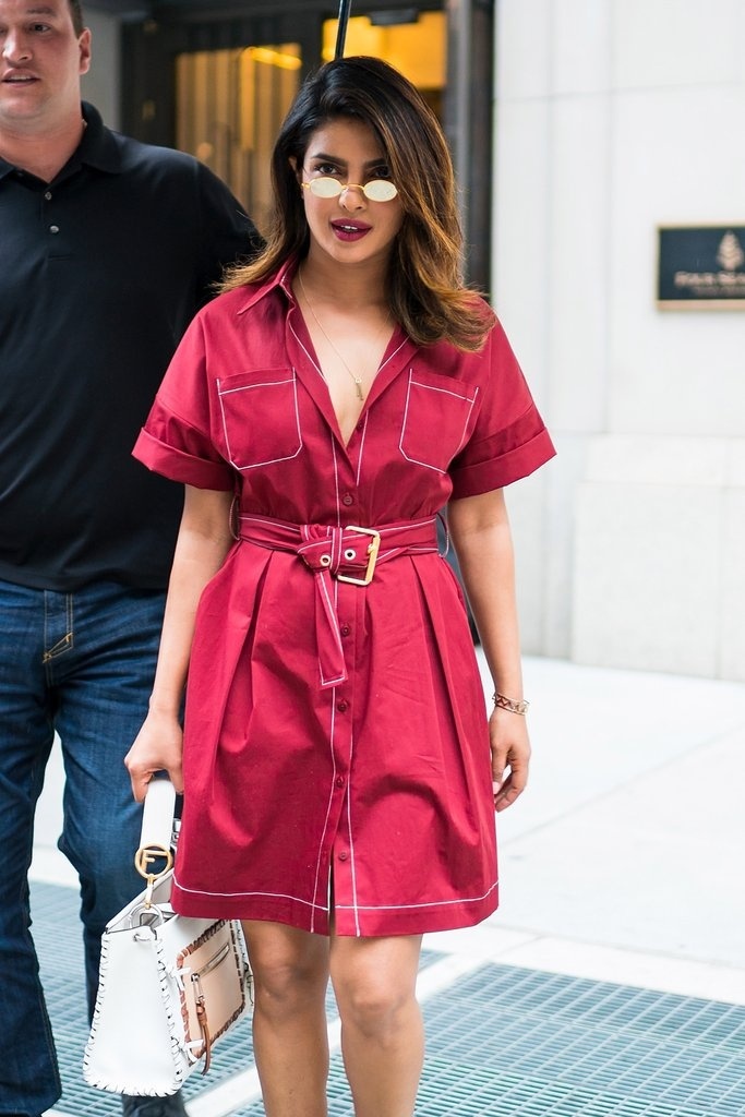 Priyanka Chopra trông khá thời thượng, quyến rũ với kính hình bầu dục hiệu Priy và Chopud.    