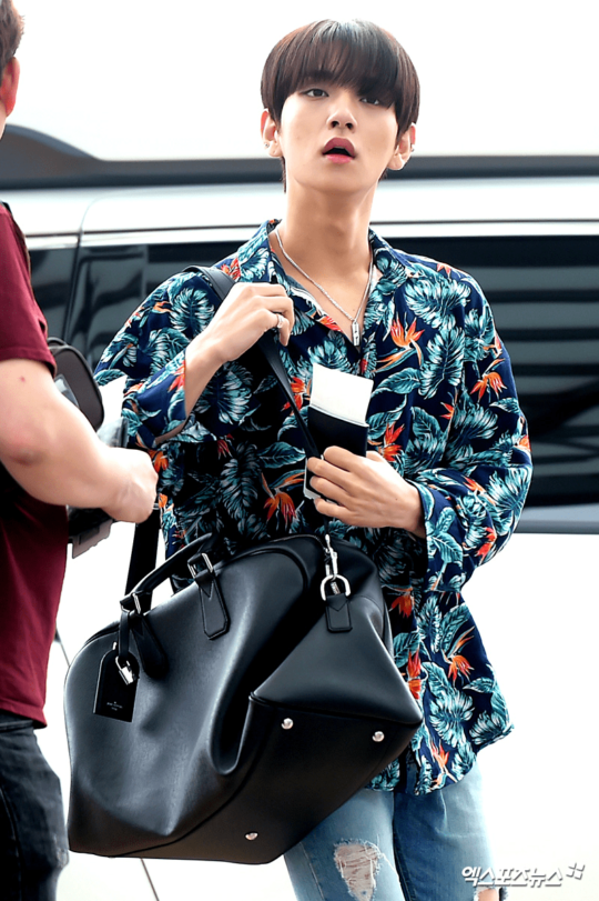 Joshua (SEVENTEEN) chọn phong cách thời trang nhiệt đới cho chuyến đi du lịch. Anh chàng diện chiếc áo sơ mi họa tiết hoa lá bắt mắt cùng quần jeans rách “chất lừ”.    