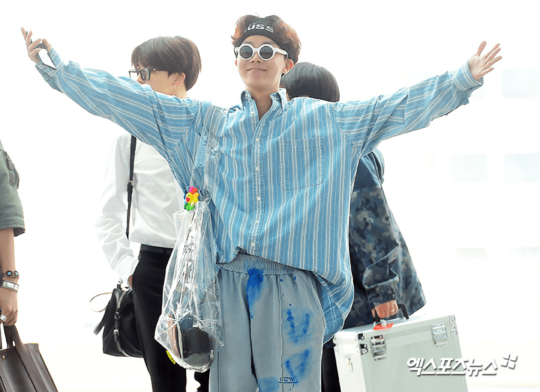 Những vết sơn trên quần và túi xách trong suốt tạo cho J-Hope vẻ ngoài chất chơi như họa sĩ.    