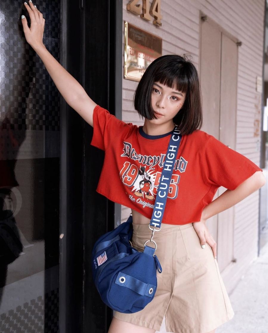 Phương Uyên nổi bật với chiếc crop top gam màu đỏ rực kết hợp chân váy màu tan tương phản, đặc biệt là chiếc 
