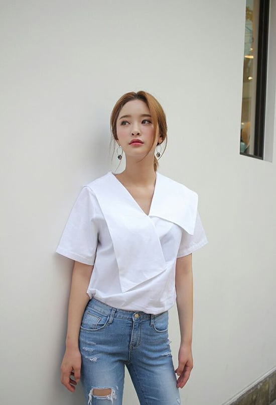Nếu đã chán diện các mẫu sơ mi basic đến văn phòng thì bạn gái có thể thử mix đồ cùng mốt áo blouse mới.    