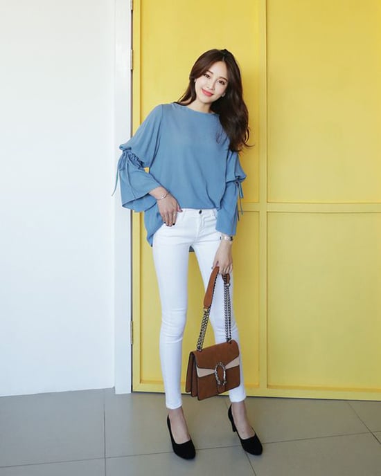 Không cần các mẫu váy cầu kỳ, áo blouse vẫn có thể giúp phái đẹp xây dựng hình ảnh duyên dáng khi đi làm.    
