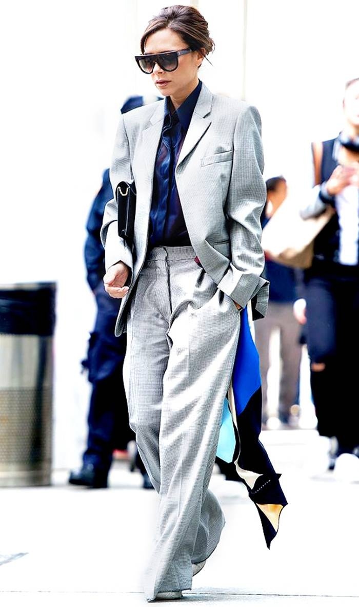 Nếu bạn muốn lựa một bộ đồ menswear tới công sở thì bạn có thể thử combo áo blazer và quần tây ống rộng phối cùng phụ kiện.     