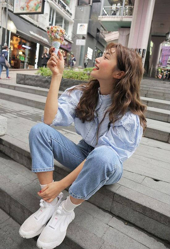 Trong xu hướng mới, các kiểu áo được chăm chút kỹ về phần tay áo, cầu vai và cổ áo theo phong cách cổ điển được phái đẹp ưa chuộng.    
